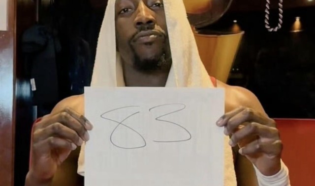 记者：出于对科比的尊重，阿德巴约应该被换下场，而不是砍下83分